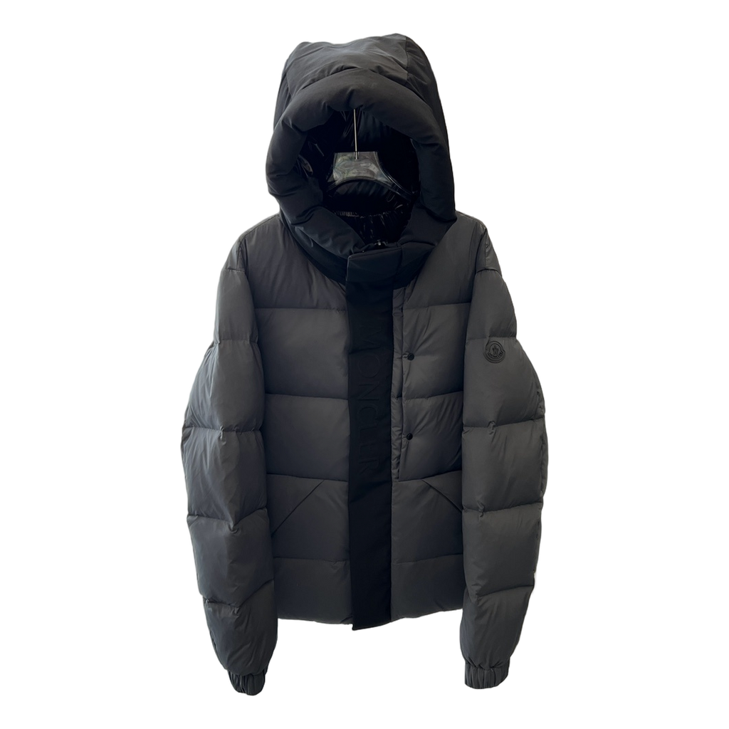Moncler Contrast-Hood Colour-Block Puffer – Premium Down | Colour as Architecture