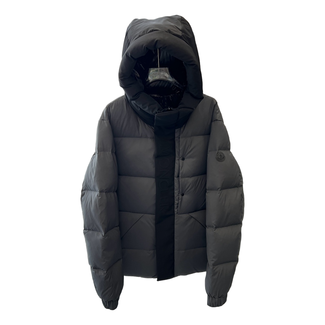 Moncler Contrast-Hood Colour-Block Puffer – Premium Down | Colour as Architecture