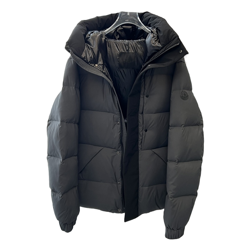 Moncler Contrast-Hood Colour-Block Puffer – Premium Down | Colour as Architecture